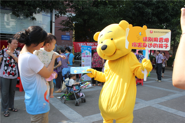 5月29日，梧州市婦幼保健院到潘塘公園參與衛(wèi)生系統(tǒng)開(kāi)展的世界無(wú)煙日宣傳活動(dòng)，該院醫(yī)務(wù)人員扮成可愛(ài)的卡通造型，呼吁市民為孩