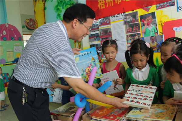 梧州市總工會(huì)黨組書記、常務(wù)副主席朱明勝在梧州市總工會(huì)到梧州高新區(qū)雙語實(shí)驗(yàn)學(xué)校開展關(guān)愛農(nóng)民工留守活動(dòng)中為孩子們送上學(xué)習(xí)用具