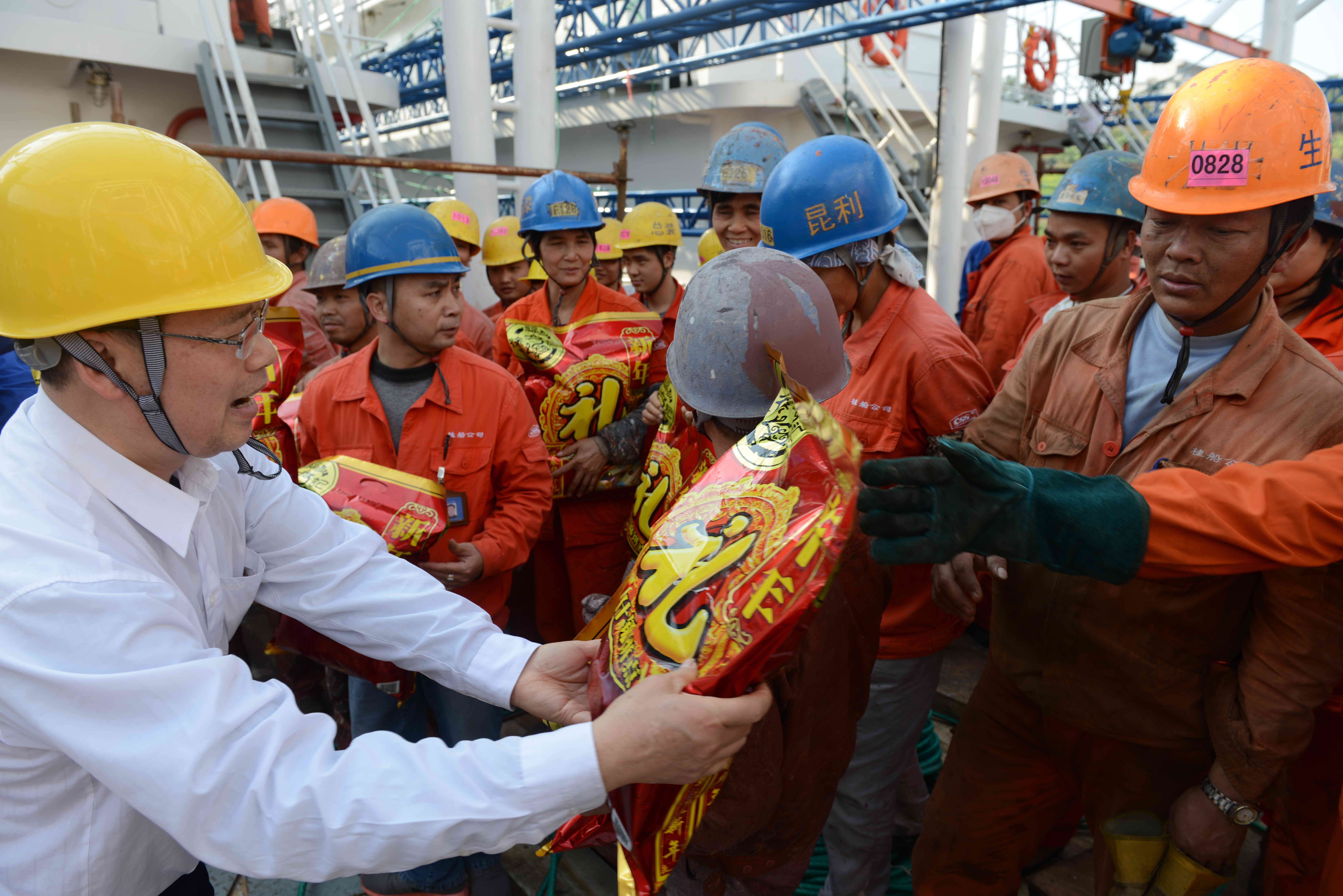 梧州市總工會黨組書記、常務(wù)副主席朱明勝為一線職工贈送新春禮包.jpg