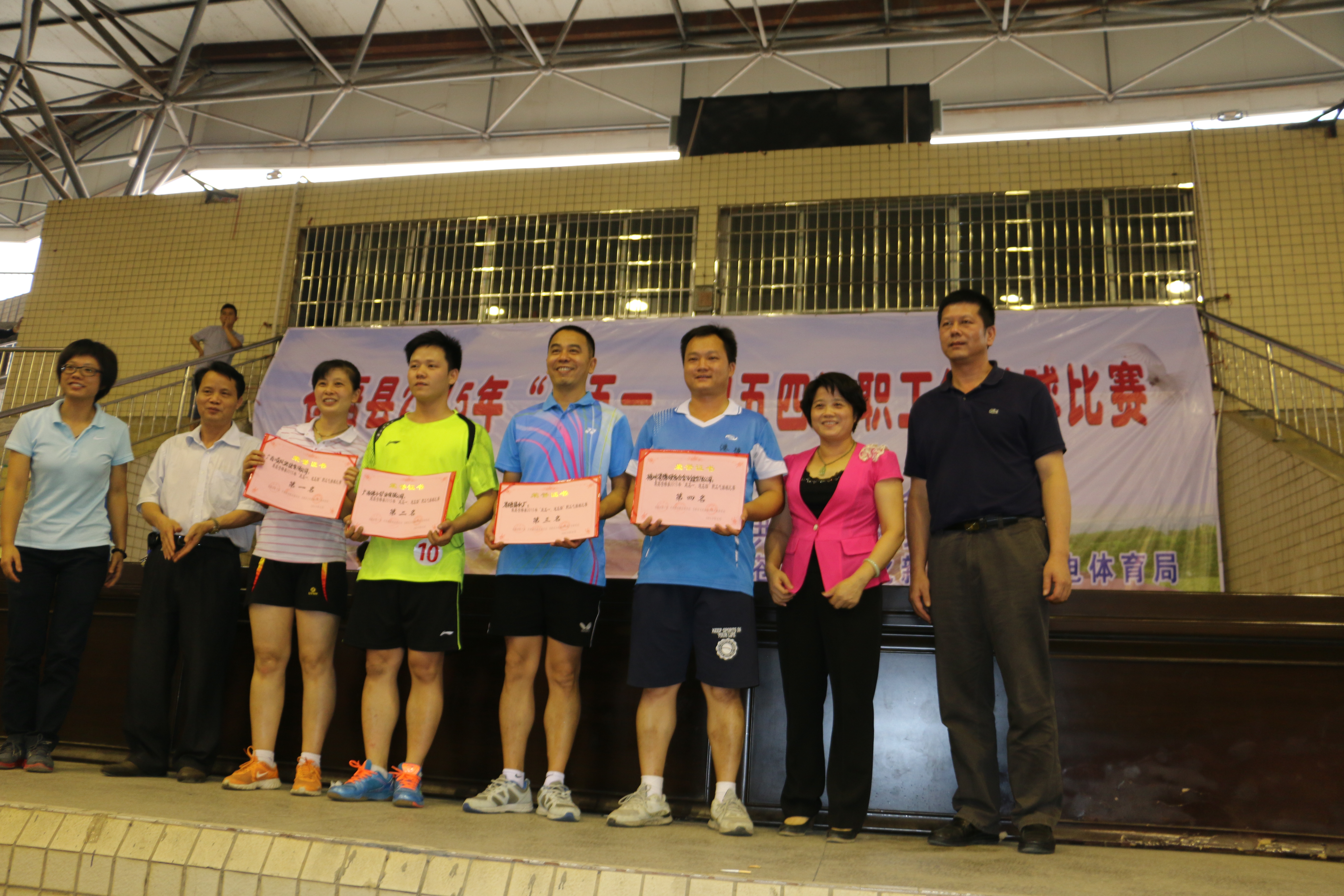 4月26日，由蒼梧縣總工會主辦、共青團(tuán)蒼梧縣委員會、蒼梧縣文化新聞出版廣電體育局聯(lián)合主辦的&ldquo;慶五一&bull;迎五四&rdquo;職工氣排球比