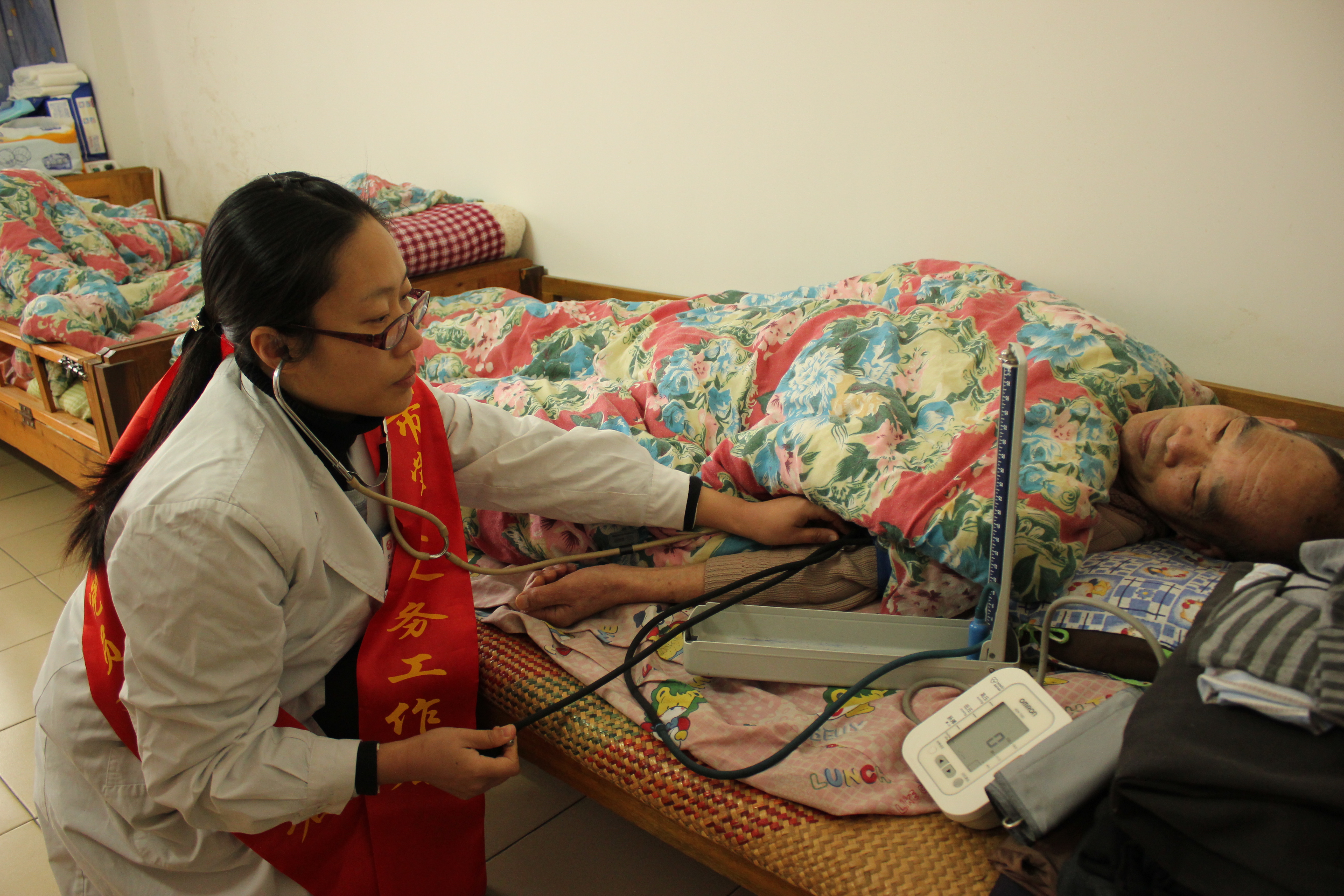 市婦幼保健院聯(lián)合開展“弘揚雷鋒精神，愛心服務(wù)社區(qū)”志愿服務(wù)活動