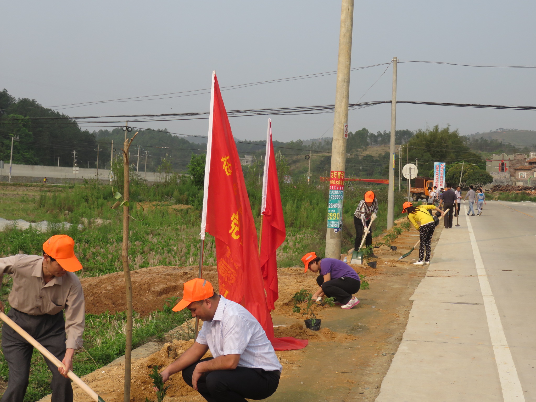 龍圩區(qū)領(lǐng)導(dǎo)與機關(guān)干部職工等人參加義務(wù)植樹活動