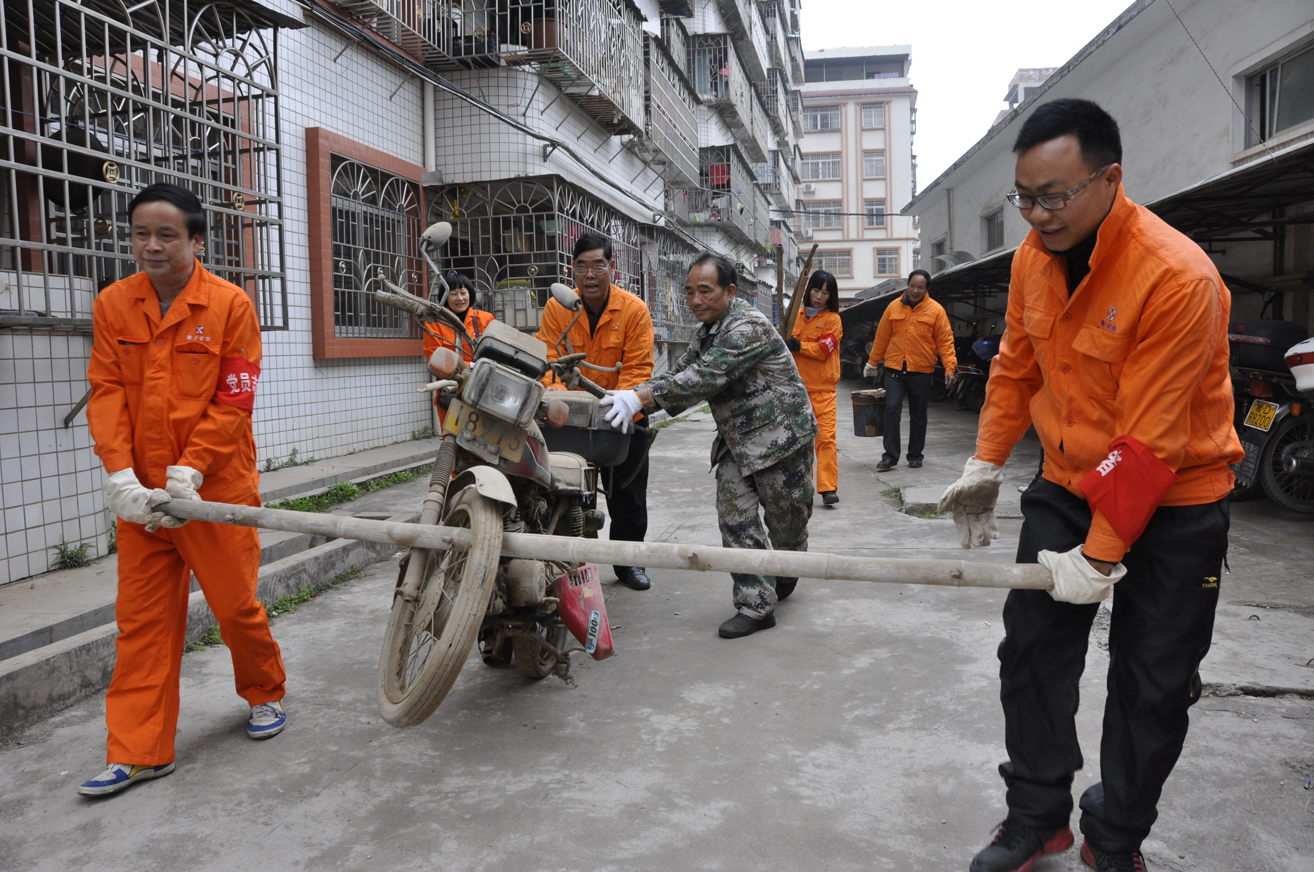 佛子公司開展清理廢舊摩托車、自行車、生活垃圾志愿者服務(wù)活動