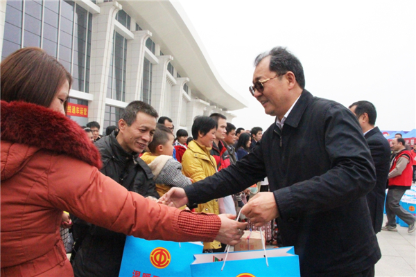 自治區(qū)人大常委會副主任、總工會主席王躍飛為返鄉(xiāng)農(nóng)民工贈送新春大禮包.jpg