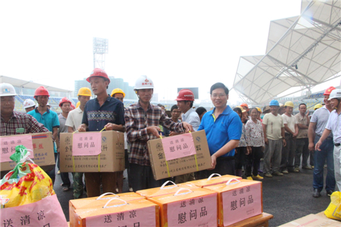 市總工會黨組書記、常務副主席為在建體育場農(nóng)民工送清涼