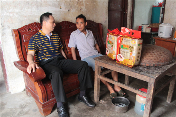 8月12日，梧州市總工會黨組書記、常務(wù)副主席梁耀中前往藤縣塘步鎮(zhèn)龍安村定點貧困戶家中，為他們送上慰問品并了解他們的家庭情