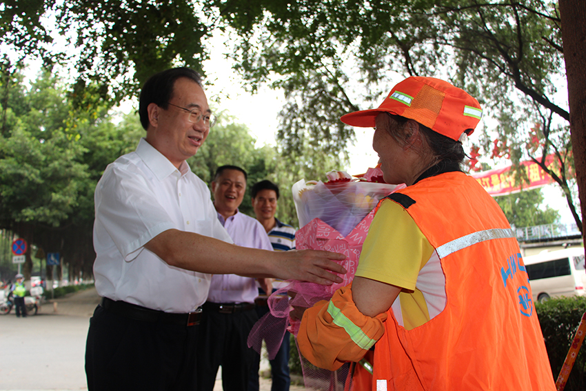 朱學(xué)慶看望慰問(wèn)一線勞動(dòng)者致以美好的節(jié)日祝福(圖文)