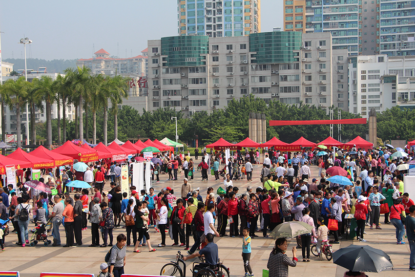 市總工會(huì)舉辦慶五一“中國(guó)夢(mèng)，勞動(dòng)美”服務(wù)職工廣場(chǎng)活動(dòng)(圖文)