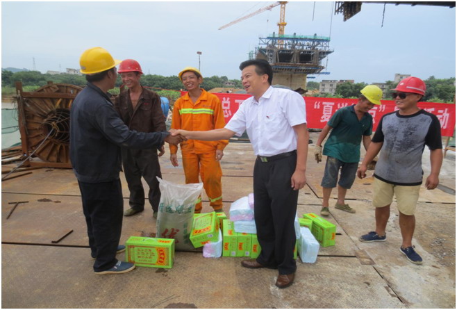 藤縣人大副主任、總工會主席陳淼東在衫花根大橋建設(shè)工地開展&ldquo;夏送清涼&rdquo;慰問活動.jpg