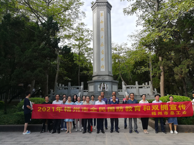 瞻仰烈士紀念碑，在緬懷烈士中提升國防意識