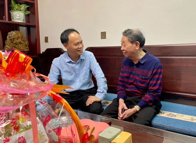 秋意濃，情意真，重陽慰問暖人心