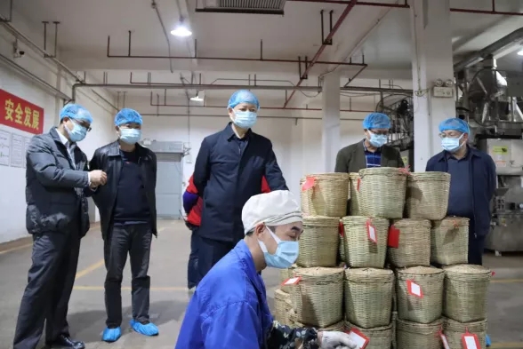 自治區(qū)財貿(mào)輕紡煙草工會到我市開展元旦春節(jié)送溫暖活動