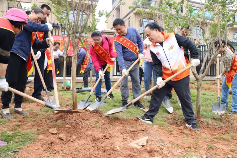 弘揚勞模精神、勞動精神、工匠精神！梧州勞模工匠義務植樹迎“五一”
