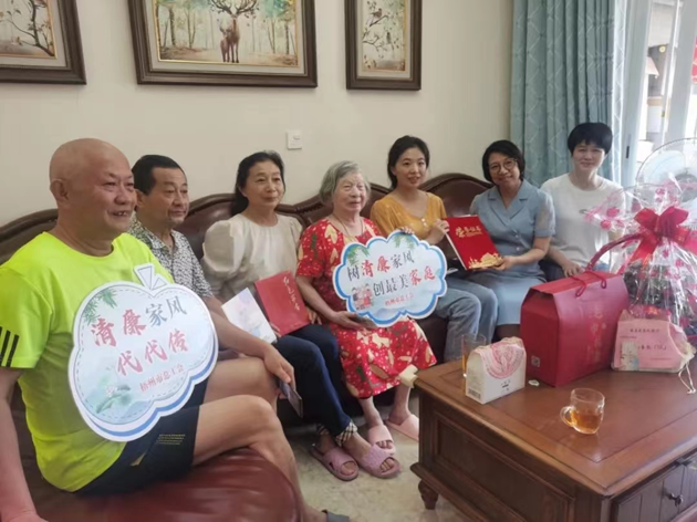 廉潔到訪 送禮到家——市總工會等部門開展“禮遇最美家庭 弘揚清廉家風”活動