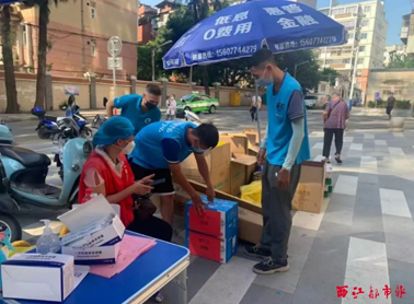 【職工抗“疫”剪影】⑤送餐、送菜、送藥、送米油……疫情期間奔走在物資配送一線的外賣小哥