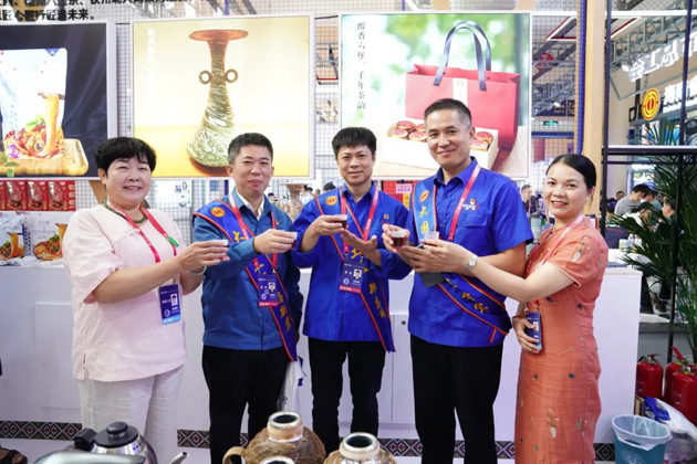 梧茶飄香展魅力，技能創(chuàng)新眾人捧丨梧州六堡茶亮相第二屆大國(guó)工匠創(chuàng)新交流大會(huì)