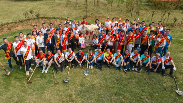 且趁春風(fēng)添新綠  勞模工匠植樹(shù)忙