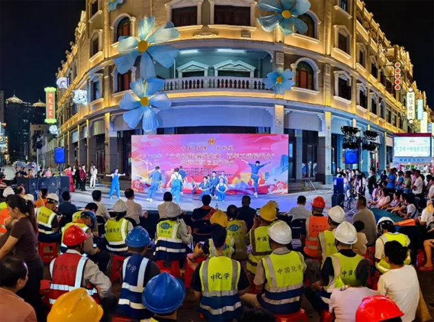 2025年“文藝輕騎進(jìn)企業(yè) 百年工運(yùn)傳薪火”勞模工匠宣講首場(chǎng)活動(dòng)在梧州騎樓城舉行