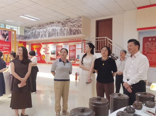 中國(guó)曲藝家協(xié)會(huì)專家組走進(jìn)職工之家參觀“潘楚華藝術(shù)事業(yè)主題檔案展”