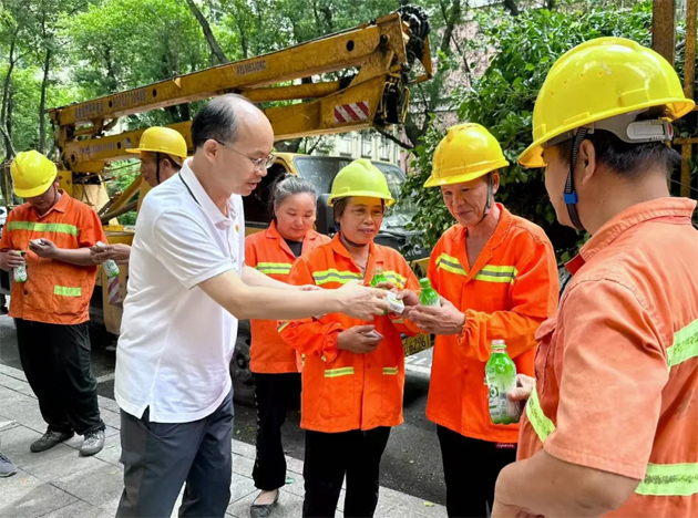 清涼驅(qū)暑熱，關懷沁人心丨梧州市總工會與愛心企業(yè)為艱苦崗位一線職工送清涼