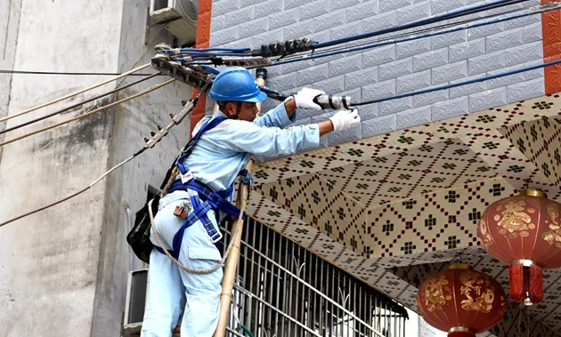 南方電網(wǎng)廣西新電力集團梧州供電公司整治“低電壓” 群眾用上放心電