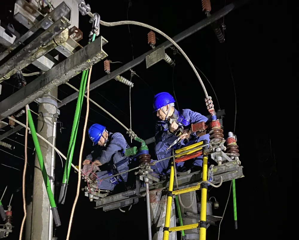 電力守護者點亮萬家燈火 寒冬夜零點搶修保供電