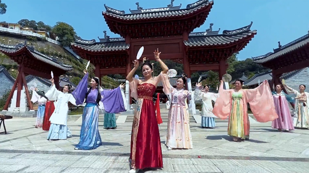 聽，梧州學(xué)院的教職工演繹《禮儀之邦》向祖國73周年華誕獻(xiàn)禮