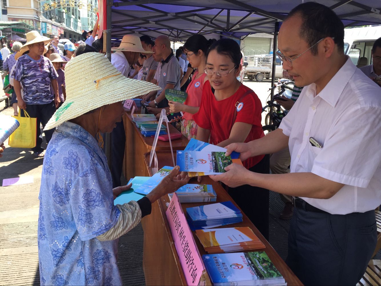 開展慶“七一”集中為民宣傳服務(wù)活動