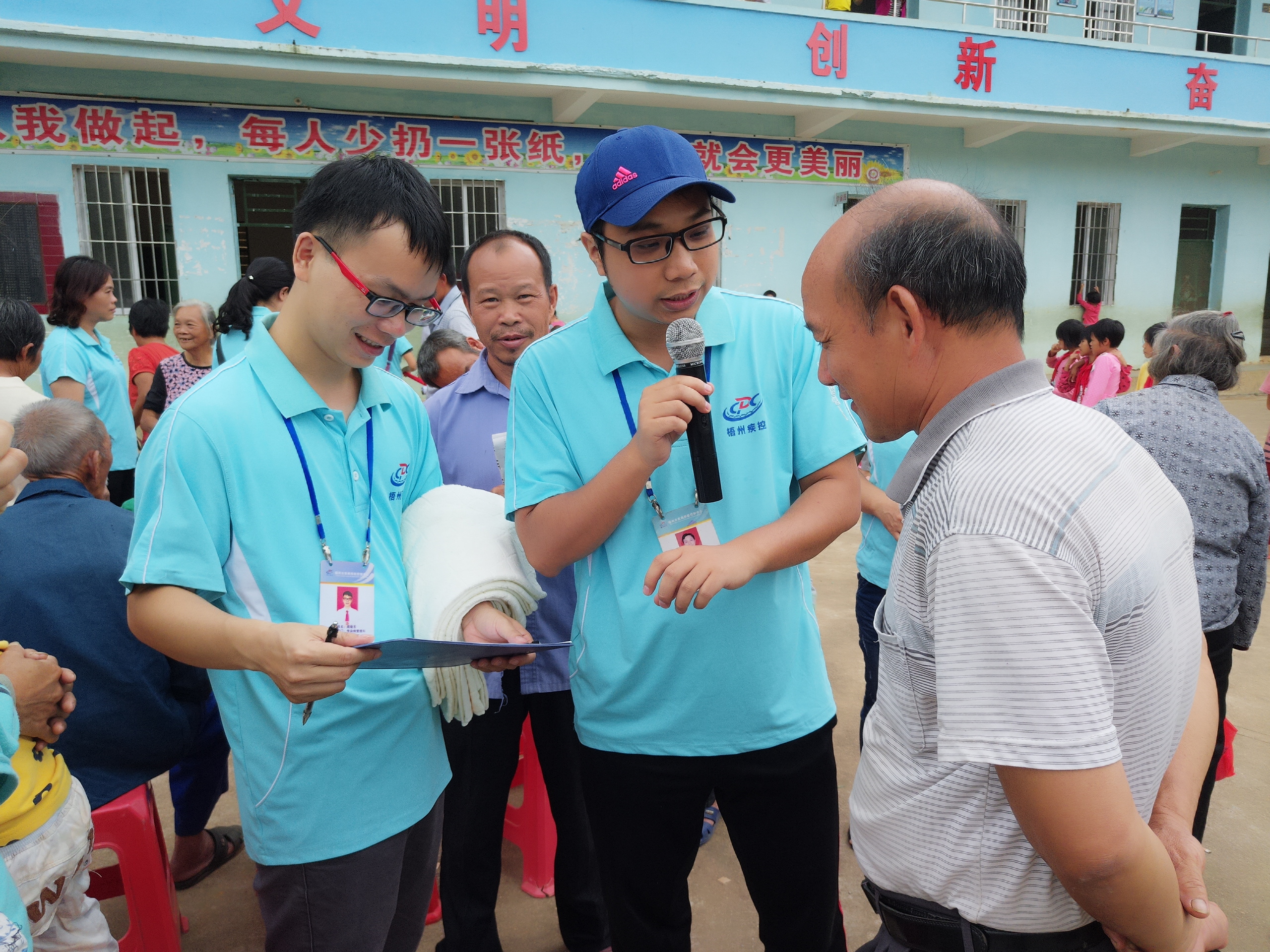 2016年10月14日市疾控中心工作人員在進(jìn)行有獎問答環(huán)節(jié)，與村民們互動。（陸紅玉  攝）.jpg