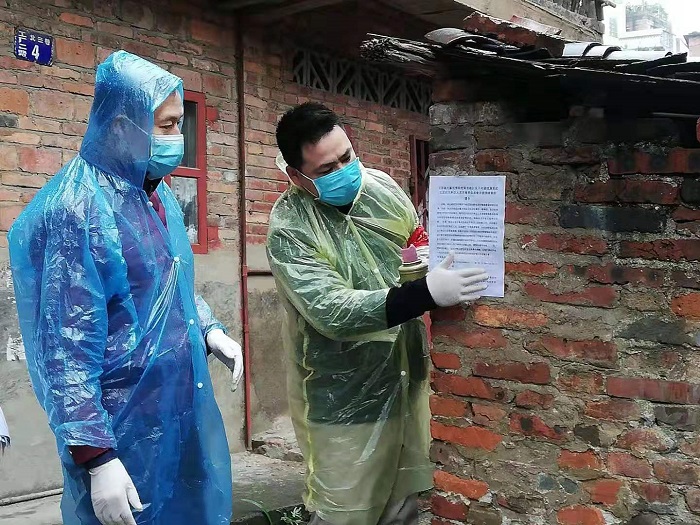 圖3.2月4日，萬(wàn)秀區(qū)總工會(huì)主席莫培燁到龍骨社區(qū)協(xié)助開(kāi)展疫情防控核查和宣傳工作.jpg