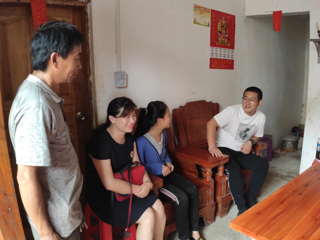 龍圩區(qū)總工會(huì)聯(lián)系愛心企業(yè)資助貧困學(xué)生助力脫貧攻堅(jiān)