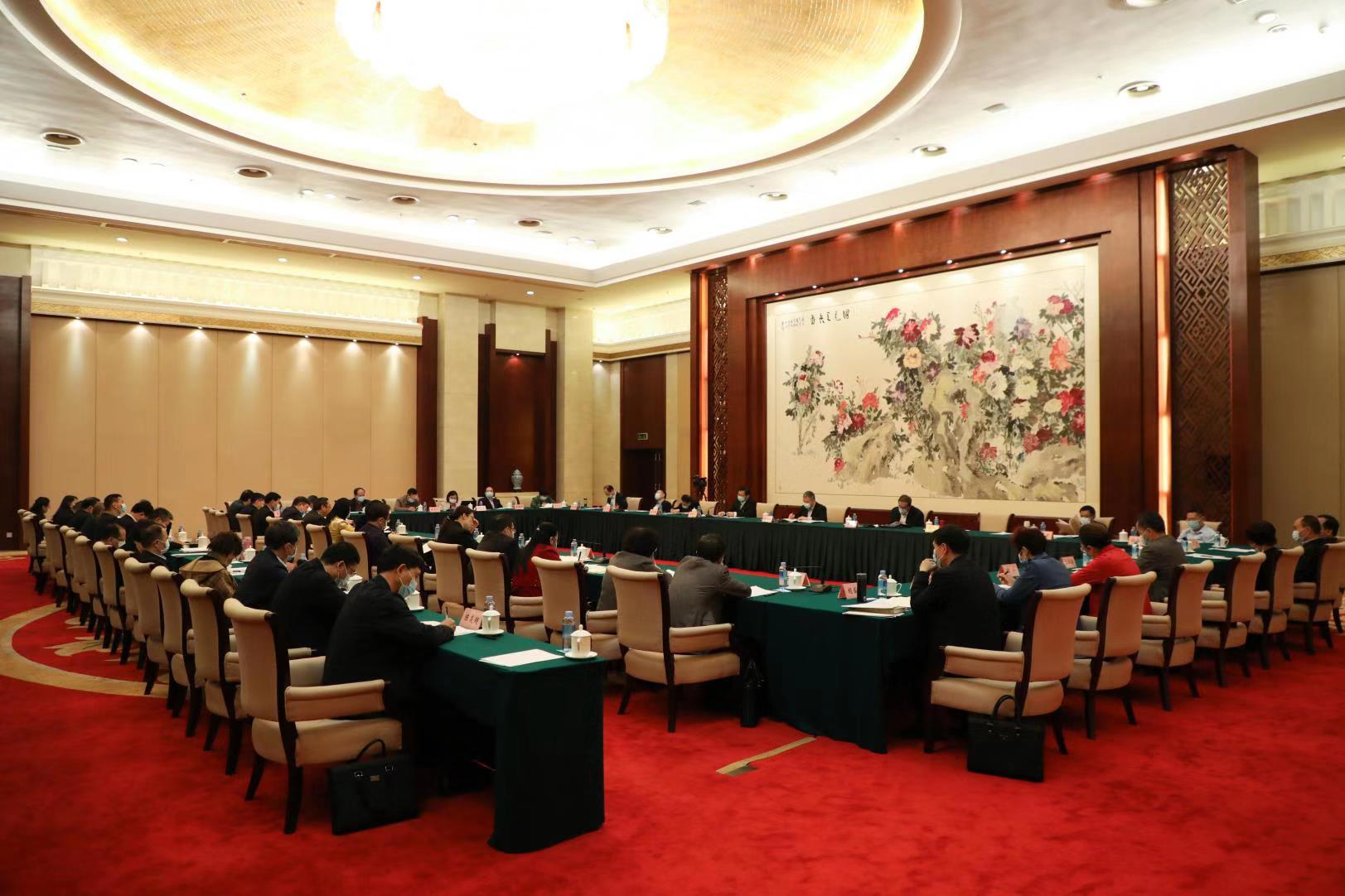 自治區(qū)政協(xié)十二屆四次會(huì)議召開(kāi)期間，工會(huì)界別委員結(jié)合工作實(shí)際，積極建言獻(xiàn)策——