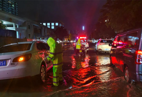 【致敬勞動(dòng)者】暴雨來(lái)襲 他們晝夜奮戰(zhàn)護(hù)平安