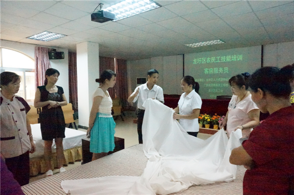 客房服務(wù)員在培訓(xùn) 潘品秀攝.JPG