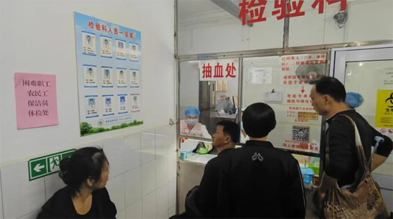 龍圩區(qū)總工會為困難職工、農(nóng)民工等群體人員開展免費體檢活動