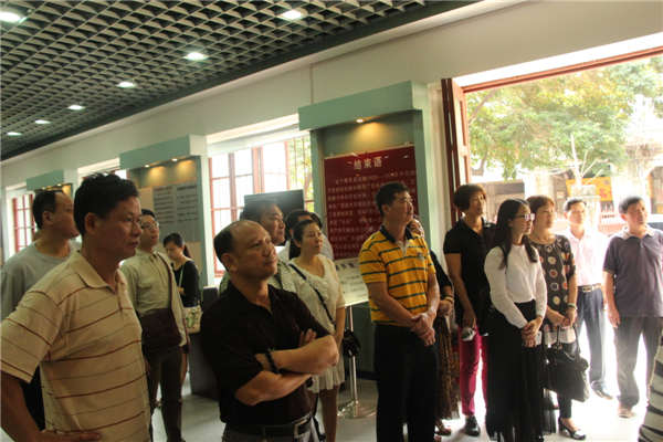 為踐行社會(huì)主義核心價(jià)值觀，進(jìn)一步弘揚(yáng)優(yōu)秀傳統(tǒng)文化，引領(lǐng)全市廣大職工群眾文明祭祖，文明追思。4月3日梧州市總工會(huì)組織干部職